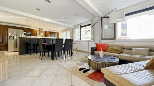 un salon avec un canapé et une table dans l'établissement LHelvetia - 3 Bedrooms - 3 Bathrooms - near Croisette, à Cannes