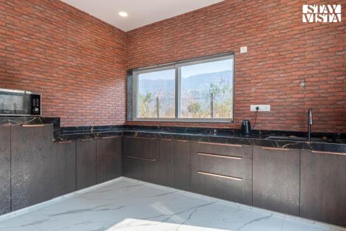 Η κουζίνα ή μικρή κουζίνα στο Palazzo in the Mountain by VEO - Part of StayVista