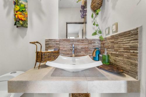 Ένα μπάνιο στο Family House Pool & Lake view 4 Bedrooms