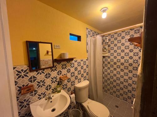 A bathroom at Hostal Cay