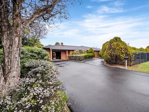 a driveway in front of a house at Blissful Escape in Margaret River Town