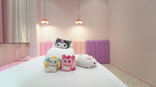Postel nebo postele na pokoji v ubytování Almond Kids Poolvilla Nampo