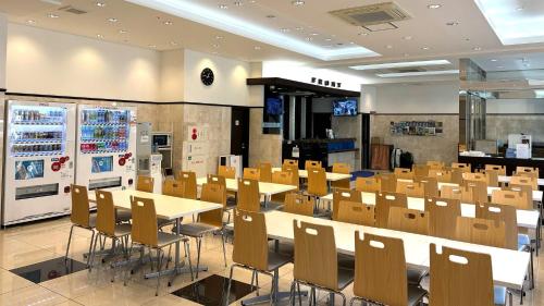 神戸市にある東横INNJR神戸駅北口のダイニングルーム(テーブル、椅子付)