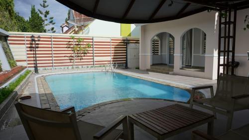 Πισίνα στο ή κοντά στο Villa Dalia Puncak R4-19