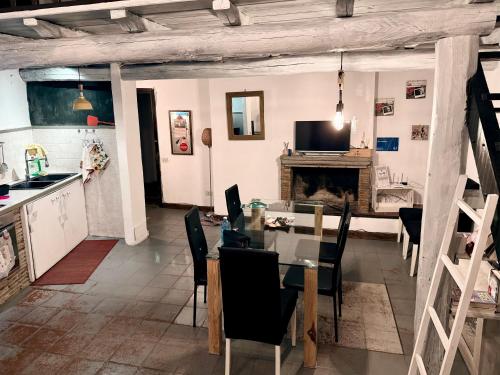 a kitchen and dining room with a table and chairs at Casa Matilde in Bassano in Teverina