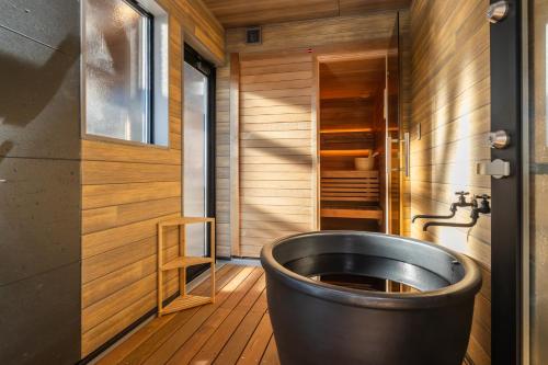 富士河口湖町にあるKawaguchiko Country Cottage Banのバスルーム(大型金属製バスタブ、サウナ付)