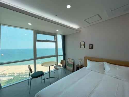 Postel nebo postele na pokoji v ubytování Hotel Haeundae Elysia