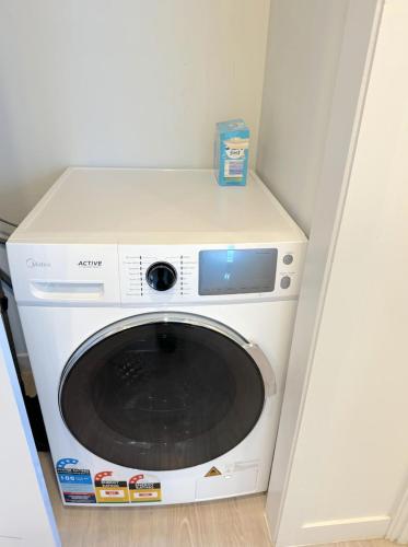 a washer and dryer in a room at Fabulous Auckland CBD Views 2 Bedroom 2 Bathroom Apartment in Auckland