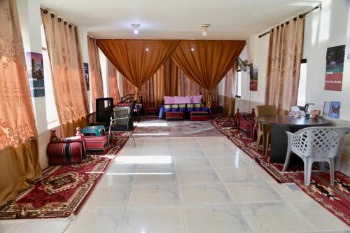 a living room with a table and chairs in a room at private room with cultural experience and great landscapes in Şirfah