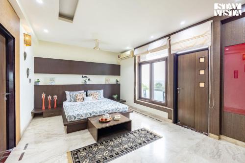 Ένα ή περισσότερα κρεβάτια σε δωμάτιο στο StayVista at The Saket Farm with Pool, Bonfire
