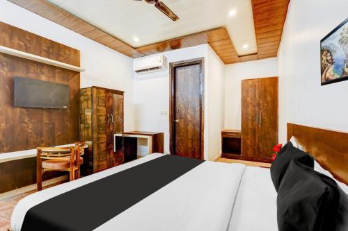 Una cama o camas en una habitación de Hotel Viraj