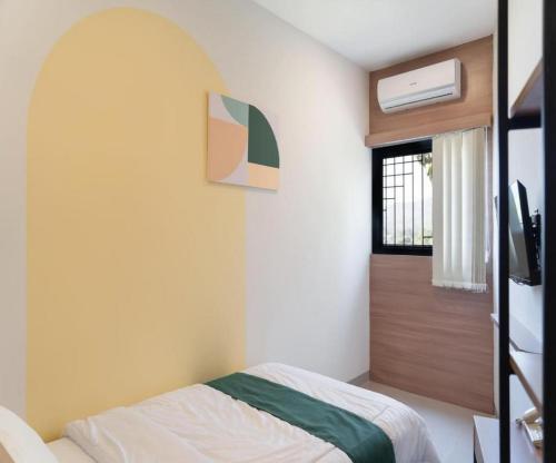 Una cama o camas en una habitación de Saptama Residences
