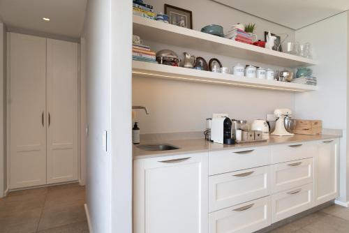 Lymegrove Beach Villaにあるキッチンまたは簡易キッチン