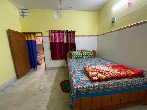 Cama o camas de una habitación en Narasimha Dev Guest House