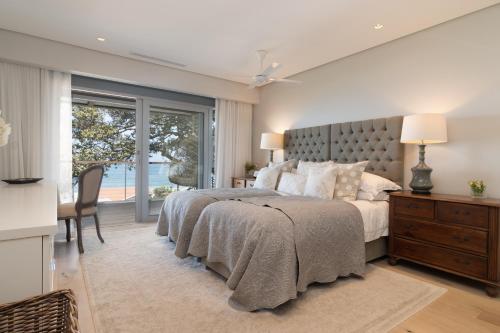 Lymegrove Beach Villaにあるベッド