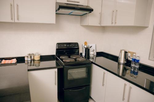 Dapur atau dapur kecil di Eshuko Palace Apartments