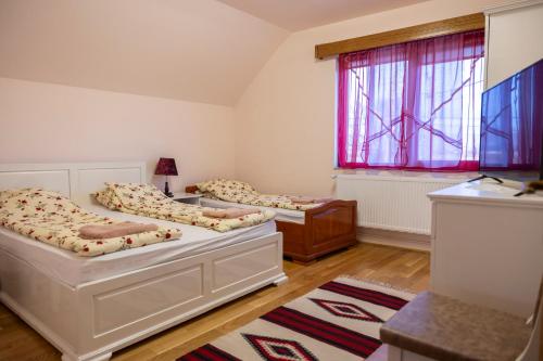 Ένα ή περισσότερα κρεβάτια σε δωμάτιο στο Cabana / Casa Tekla