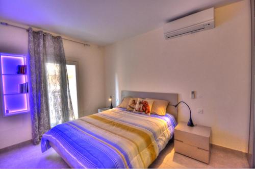 En eller flere senge i et værelse på Valletta Central Apartment