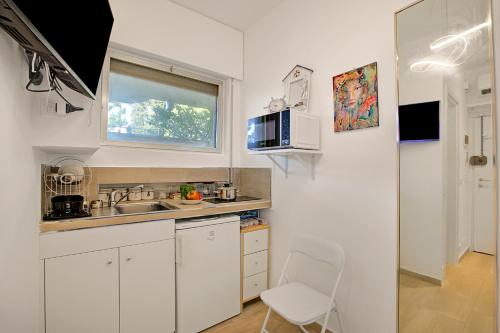 Nhà bếp/bếp nhỏ tại Jolie Sur La Mer - Petit Studio - Happy Rentals