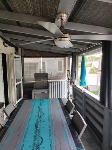 - une piscine à l'arrière d'une camionnette avec un ventilateur de plafond dans l'établissement Camping La Marine, au Grau-du-Roi