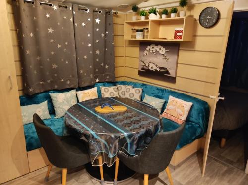 ein Esszimmer mit Tisch und Stühlen in der Unterkunft Camping La Marine in Le Grau-du-Roi