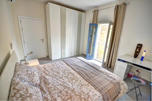 Una cama o camas en una habitación de Valletta Central Apartment