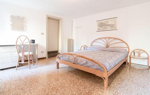 1 dormitorio con 1 cama y 2 sillas en Lustraferi Apartment, en Venecia