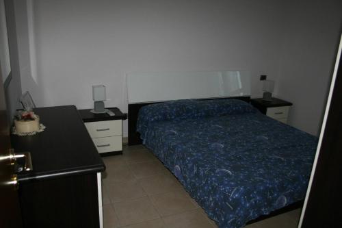 a bedroom with a bed with a blue comforter at Casa al Porticciolo Campomarino Lido vicino Termoli in Campomarino