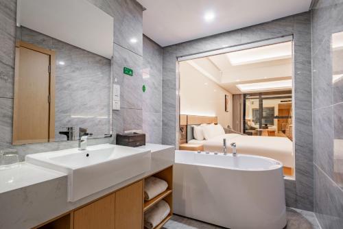 Koupelna v ubytování Tonglu City Center Rosery Hotel