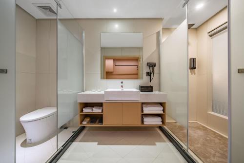 Ένα μπάνιο στο Tonglu City Center Rosery Hotel