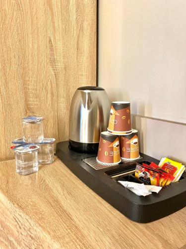 Utensilios para hacer té y café en Aysel Hotel