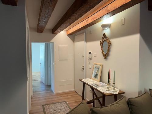 sala de estar con mesa y espejo en la pared en Venexiana Suite, en Venecia