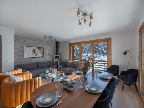 Chalet Mitoyen à Courchevel Moriond, 4 Chambres, 8 Personnes, Ski aux Pieds, Parking, Services Inclus - FR-1-563-104