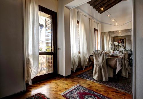 una sala da pranzo con tavolo e finestra di Appartamenti Ponte Vecchio a Bassano del Grappa