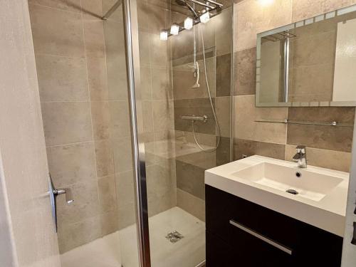 une salle de bain avec douche et lavabo dans l'établissement Appartement cosy 2 pièces avec cabine, proche mer à Argelès, terrasse, parking, animaux admis - FR-1-225-723, à Argelès-sur-Mer