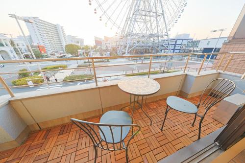 大阪市にあるRyugu -竜宮-の船上のテーブルと椅子付きのバルコニー