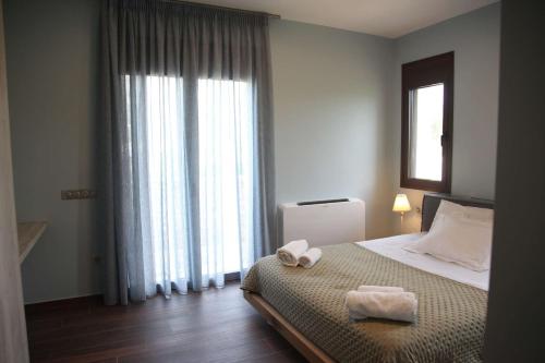 a bedroom with a bed with two towels on it at Amorelia Casa in Lefkogeia