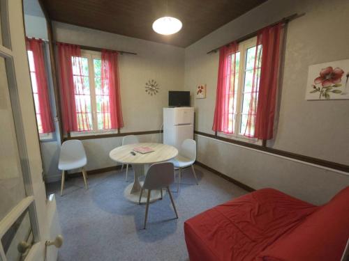 Cette petite chambre dispose d'une table et d'un réfrigérateur. dans l'établissement Maison 2 chambres proche Sarlat, nature et culture, terrasse et barbecue - FR-1-616-240, à Castelnaud-la-Chapelle
