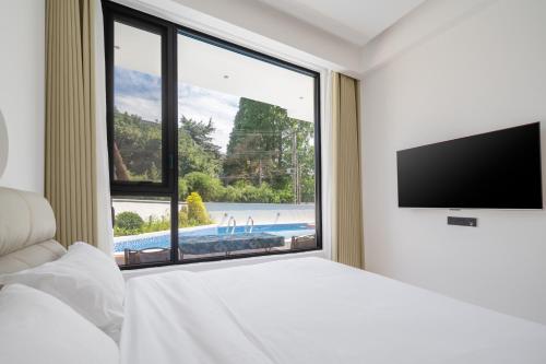 Gambar di galeri bagi Romantic July in the Wild Sky Garden Private Bath Starry Sky Swimming Pool Wild Luxury Viewing B&B di Baishuiwan