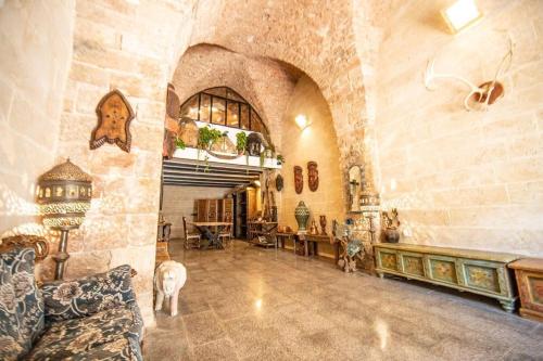 een grote woonkamer met een stenen muur bij The Temple Jaffa in Tel Aviv