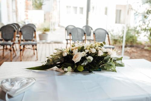 una mesa con un ramo de flores. en penzion rustico s.r.o., en Bučovice