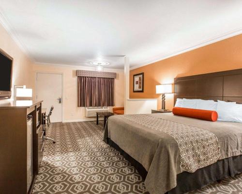 Katil atau katil-katil dalam bilik di Rodeway Inn & Suites Colton-Riverside
