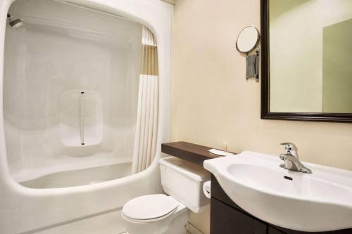 Ванная комната в Days Inn by Wyndham Ste. Helene-de-Bagot