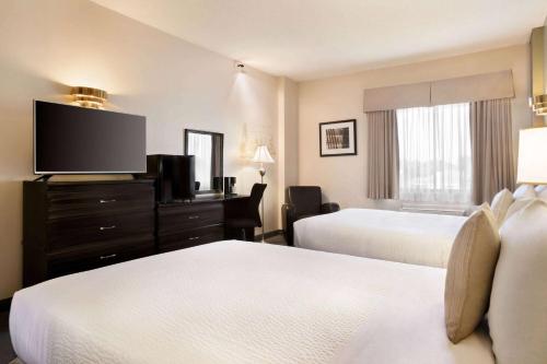 Кровать или кровати в номере Days Inn by Wyndham Ste. Helene-de-Bagot