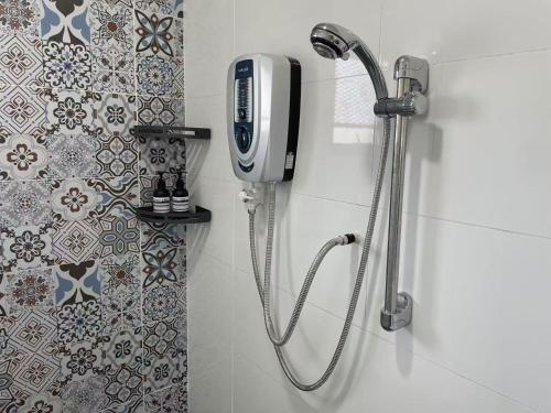 センポルナにあるSemporna Freedive home仙本那自由潜之家のバスルーム(シャワー、壁掛け電話付)
