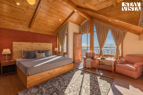 Ένα ή περισσότερα κρεβάτια σε δωμάτιο στο StayVista at Johnson Studios with Views and Wi-Fi