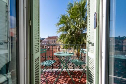 une vue d'un balcon avec une table et des chaises dans l'établissement Modern 2-Br Apartment with Balconies 3 Min from Palais des Festivals, à Cannes