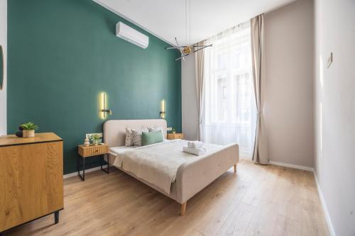 Luxe & Charm Central Grand Suite with 3BEDRM, 3BATHRM