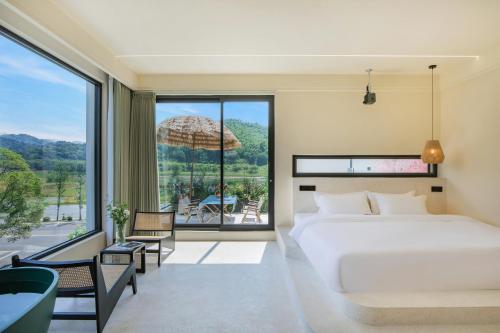 Gambar di galeri bagi Romantic July in the Wild Sky Garden Private Bath Starry Sky Swimming Pool Wild Luxury Viewing B&B di Baishuiwan