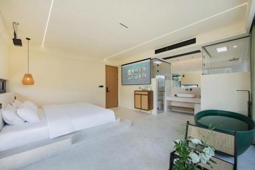 Gambar di galeri bagi Romantic July in the Wild Sky Garden Private Bath Starry Sky Swimming Pool Wild Luxury Viewing B&B di Baishuiwan
